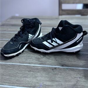 BOYS FOOTBALL CLEATS 2.5